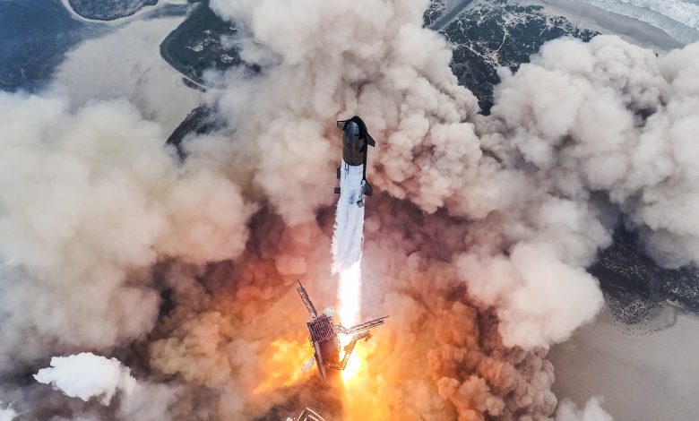 Fotografia del decollo del quarto volo di test integrato di Starship